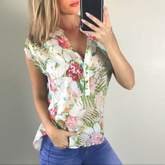 Sam & Lavi Tops - Sam & Lavi Floral Half Button Top Size Small